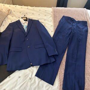 Men's Navy Blue Suit w/ Dress Shirt & Tie